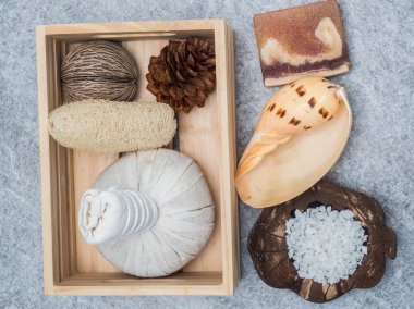 Aromaterapi ürün Spa Masaj beyaz tahta arka plan ile ayarlayın. Üstten Görünüm, düz yatıyordu kompozisyon.