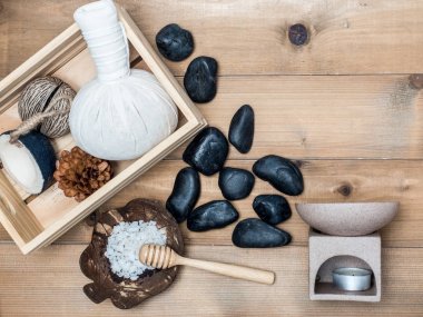 Aromaterapi ürün Spa Masaj beyaz tahta arka plan ile ayarlayın. Üstten Görünüm, düz yatıyordu kompozisyon.