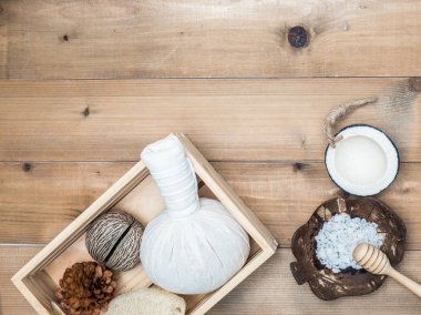 Aromaterapi ürün Spa Masaj beyaz tahta arka plan ile ayarlayın. Üstten Görünüm, düz yatıyordu kompozisyon.