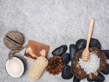 Aromaterapi ürün Spa Masaj beyaz tahta arka plan ile ayarlayın. Üstten Görünüm, düz yatıyordu kompozisyon.