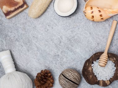 Aromaterapi ürün Spa Masaj beyaz tahta arka plan ile ayarlayın. Üstten Görünüm, düz yatıyordu kompozisyon.