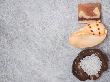 Aromaterapi ürün Spa Masaj beyaz tahta arka plan ile ayarlayın. Üstten Görünüm, düz yatıyordu kompozisyon.