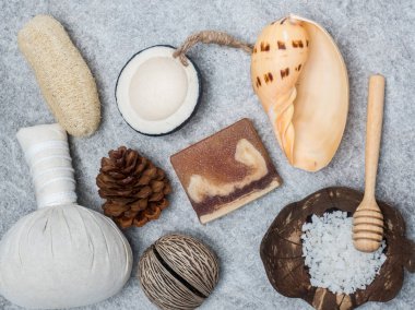 Aromaterapi ürün Spa Masaj beyaz tahta arka plan ile ayarlayın. Üstten Görünüm, düz yatıyordu kompozisyon.