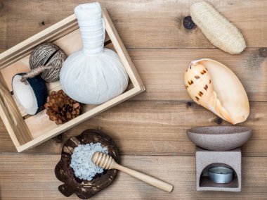 Aromaterapi ürün Spa Masaj beyaz tahta arka plan ile ayarlayın. Üstten Görünüm, düz yatıyordu kompozisyon.