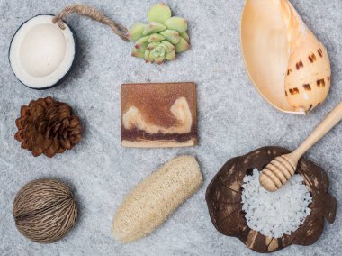 Aromaterapi ürün Spa Masaj beyaz tahta arka plan ile ayarlayın. Üstten Görünüm, düz yatıyordu kompozisyon.