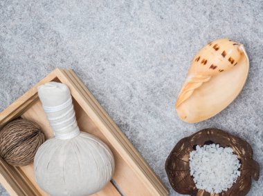 Aromaterapi ürün Spa Masaj beyaz tahta arka plan ile ayarlayın. Üstten Görünüm, düz yatıyordu kompozisyon.