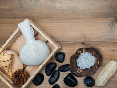 Aromaterapi ürün Spa Masaj beyaz tahta arka plan ile ayarlayın. Üstten Görünüm, düz yatıyordu kompozisyon.