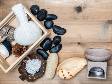 Aromaterapi ürün Spa Masaj beyaz tahta arka plan ile ayarlayın. Üstten Görünüm, düz yatıyordu kompozisyon.