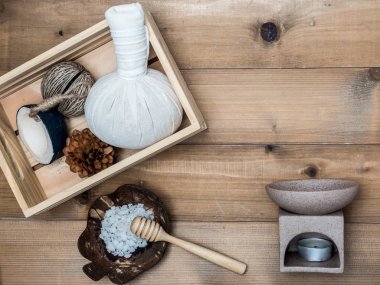 Aromaterapi ürün Spa Masaj beyaz tahta arka plan ile ayarlayın. Üstten Görünüm, düz yatıyordu kompozisyon.