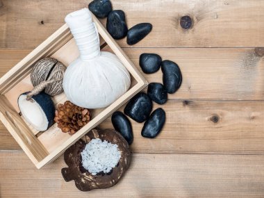 Aromaterapi ürün Spa Masaj beyaz tahta arka plan ile ayarlayın. Üstten Görünüm, düz yatıyordu kompozisyon.