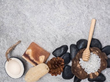 Aromaterapi ürün Spa Masaj beyaz tahta arka plan ile ayarlayın. Üstten Görünüm, düz yatıyordu kompozisyon.