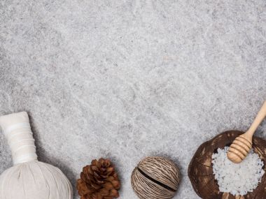 Aromaterapi ürün Spa Masaj beyaz tahta arka plan ile ayarlayın. Üstten Görünüm, düz yatıyordu kompozisyon.