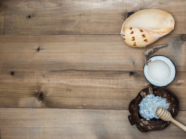 Aromaterapi ürün Spa Masaj beyaz tahta arka plan ile ayarlayın. Üstten Görünüm, düz yatıyordu kompozisyon.