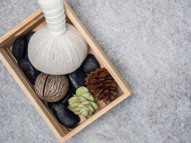 Aromaterapi ürün Spa Masaj beyaz tahta arka plan ile ayarlayın. Üstten Görünüm, düz yatıyordu kompozisyon.