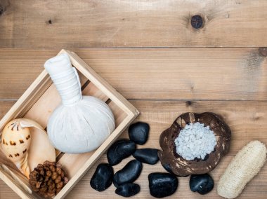 Aromaterapi ürün Spa Masaj beyaz tahta arka plan ile ayarlayın. Üstten Görünüm, düz yatıyordu kompozisyon.