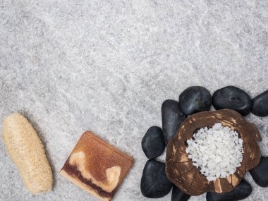 Aromaterapi ürün Spa Masaj beyaz tahta arka plan ile ayarlayın. Üstten Görünüm, düz yatıyordu kompozisyon.