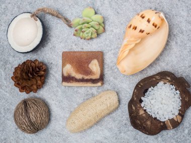 Aromaterapi ürün Spa Masaj beyaz tahta arka plan ile ayarlayın. Üstten Görünüm, düz yatıyordu kompozisyon.