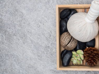 Aromaterapi ürün Spa Masaj beyaz tahta arka plan ile ayarlayın. Üstten Görünüm, düz yatıyordu kompozisyon.