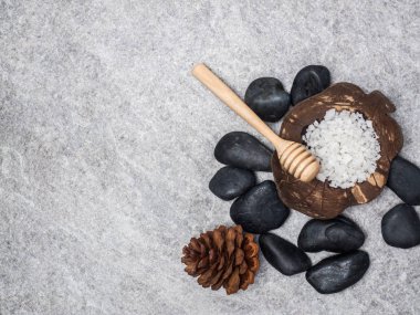 Aromaterapi ürün Spa Masaj beyaz tahta arka plan ile ayarlayın. Üstten Görünüm, düz yatıyordu kompozisyon.