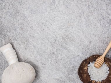 Aromaterapi ürün Spa Masaj beyaz tahta arka plan ile ayarlayın. Üstten Görünüm, düz yatıyordu kompozisyon.