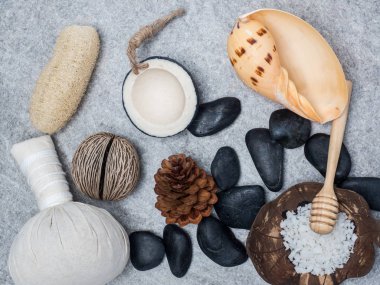 Aromaterapi ürün Spa Masaj beyaz tahta arka plan ile ayarlayın. Üstten Görünüm, düz yatıyordu kompozisyon.