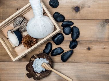 Aromaterapi ürün Spa Masaj beyaz tahta arka plan ile ayarlayın. Üstten Görünüm, düz yatıyordu kompozisyon.