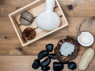 Aromaterapi ürün Spa Masaj beyaz tahta arka plan ile ayarlayın. Üstten Görünüm, düz yatıyordu kompozisyon.