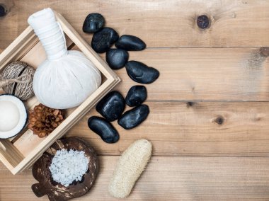 Aromaterapi ürün Spa Masaj beyaz tahta arka plan ile ayarlayın. Üstten Görünüm, düz yatıyordu kompozisyon.