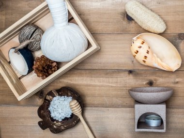 Aromaterapi ürün Spa Masaj beyaz tahta arka plan ile ayarlayın. Üstten Görünüm, düz yatıyordu kompozisyon.