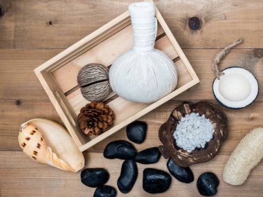 Aromaterapi ürün Spa Masaj beyaz tahta arka plan ile ayarlayın. Üstten Görünüm, düz yatıyordu kompozisyon.