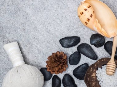 Aromaterapi ürün Spa Masaj beyaz tahta arka plan ile ayarlayın. Üstten Görünüm, düz yatıyordu kompozisyon.