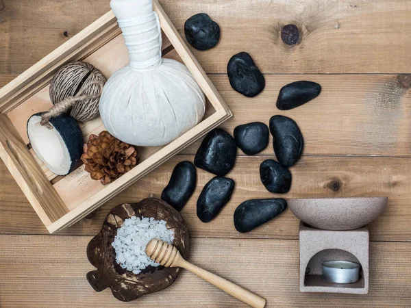 Aromaterapi ürün Spa hazır, mum, sabun, Hindistan cevizi, beyaz tahta arka plan ile masaj. Üstten Görünüm, düz yatıyordu kompozisyon.
