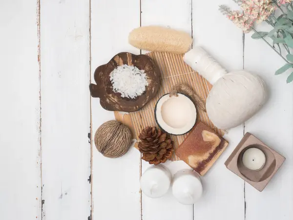 Spa set, mum, Hindistan cevizi, çiçek, sabun, Masaj, ahşap beyaz arka planlı (Üstten Görünüm)