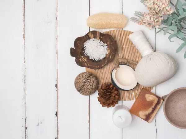 Spa set, mum, Hindistan cevizi, çiçek, sabun, Masaj, ahşap beyaz arka planlı (Üstten Görünüm)