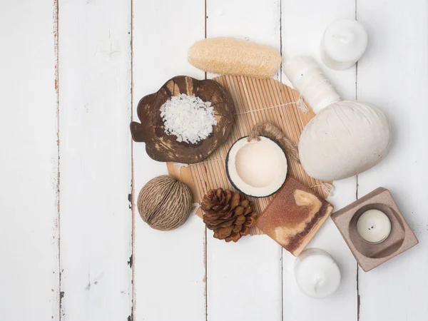 Spa set, mum, Hindistan cevizi, çiçek, sabun, Masaj, ahşap beyaz arka planlı (Üstten Görünüm)