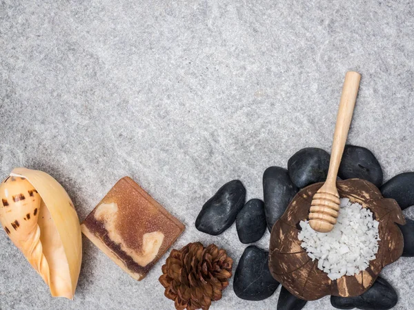 Aromaterapi ürün Spa Masaj beyaz tahta arka plan ile ayarlayın. Üstten Görünüm, düz yatıyordu kompozisyon.