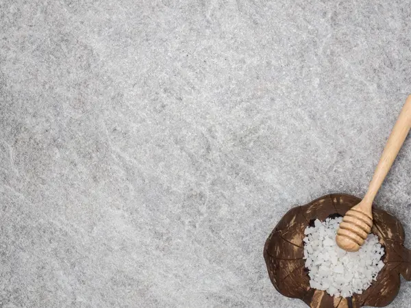 Aromaterapi ürün Spa Masaj beyaz tahta arka plan ile ayarlayın. Üstten Görünüm, düz yatıyordu kompozisyon.