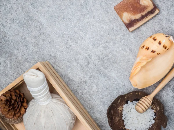 Aromaterapi ürün Spa Masaj beyaz tahta arka plan ile ayarlayın. Üstten Görünüm, düz yatıyordu kompozisyon.