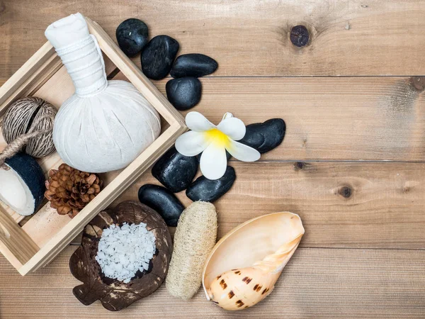 Aromaterapi ürün Spa Masaj beyaz tahta arka plan ile ayarlayın. Üstten Görünüm, düz yatıyordu kompozisyon.