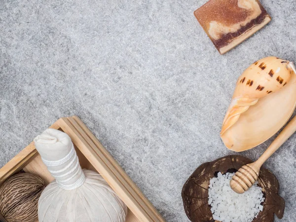 Aromaterapi ürün Spa Masaj beyaz tahta arka plan ile ayarlayın. Üstten Görünüm, düz yatıyordu kompozisyon.