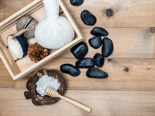 Aromaterapi ürün Spa Masaj beyaz tahta arka plan ile ayarlayın. Üstten Görünüm, düz yatıyordu kompozisyon.