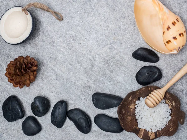 Aromaterapi ürün Spa Masaj beyaz tahta arka plan ile ayarlayın. Üstten Görünüm, düz yatıyordu kompozisyon.