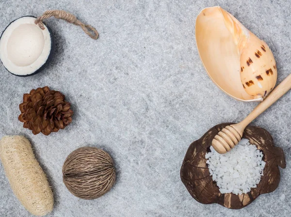 Aromaterapi ürün Spa Masaj beyaz tahta arka plan ile ayarlayın. Üstten Görünüm, düz yatıyordu kompozisyon.