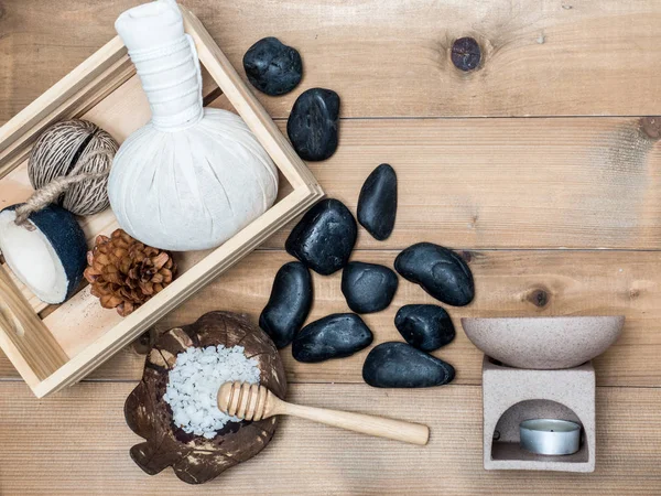 Aromaterapi ürün Spa Masaj beyaz tahta arka plan ile ayarlayın. Üstten Görünüm, düz yatıyordu kompozisyon.