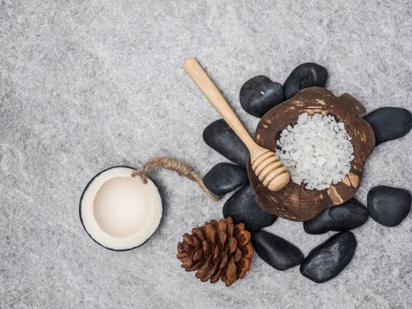 Aromaterapi ürün Spa Masaj beyaz tahta arka plan ile ayarlayın. Üstten Görünüm, düz yatıyordu kompozisyon.