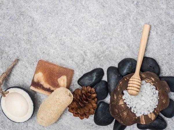 Aromaterapi ürün Spa Masaj beyaz tahta arka plan ile ayarlayın. Üstten Görünüm, düz yatıyordu kompozisyon.