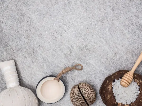 Aromaterapi ürün Spa Masaj beyaz tahta arka plan ile ayarlayın. Üstten Görünüm, düz yatıyordu kompozisyon.