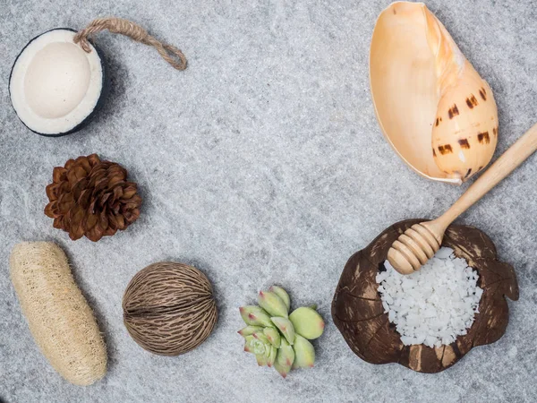 Aromaterapi ürün Spa Masaj beyaz tahta arka plan ile ayarlayın. Üstten Görünüm, düz yatıyordu kompozisyon.