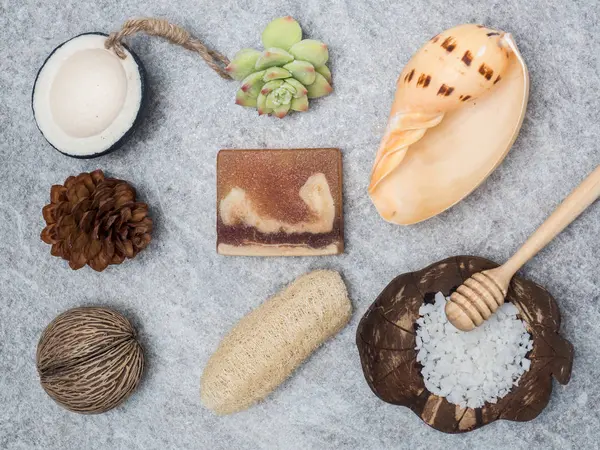 Aromaterapi ürün Spa Masaj beyaz tahta arka plan ile ayarlayın. Üstten Görünüm, düz yatıyordu kompozisyon.