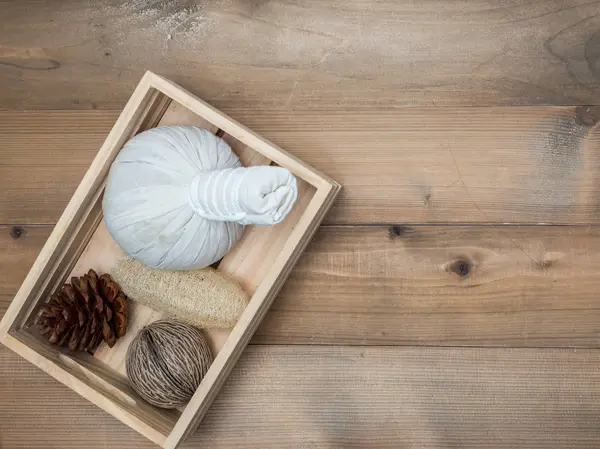 Aromaterapi ürün Spa Masaj beyaz tahta arka plan ile ayarlayın. Üstten Görünüm, düz yatıyordu kompozisyon.